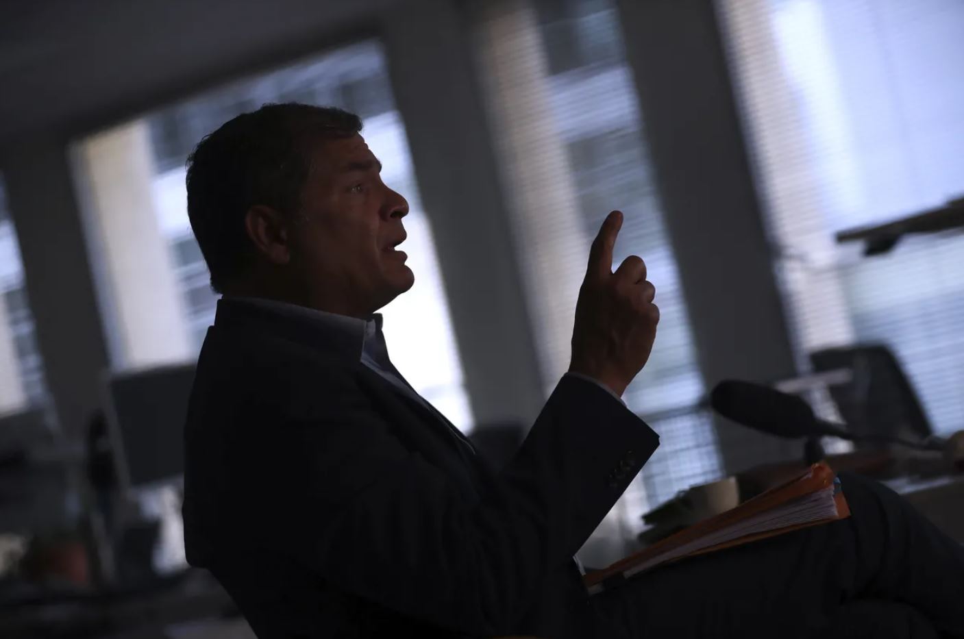 Ordenan búsqueda y captura de asesor del régimen madurista y expresidente ecuatoriano Rafael Correa