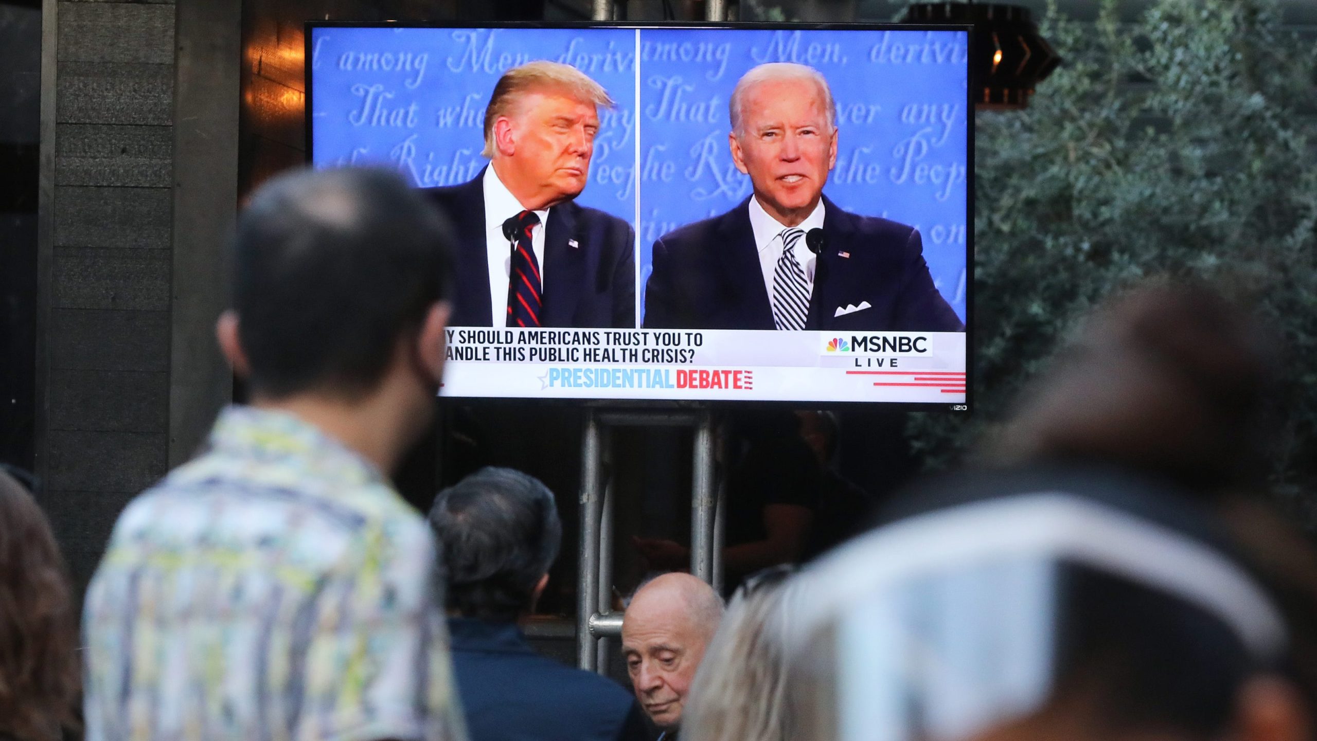 Donald Trump somete a Biden en un debate poco vistoso