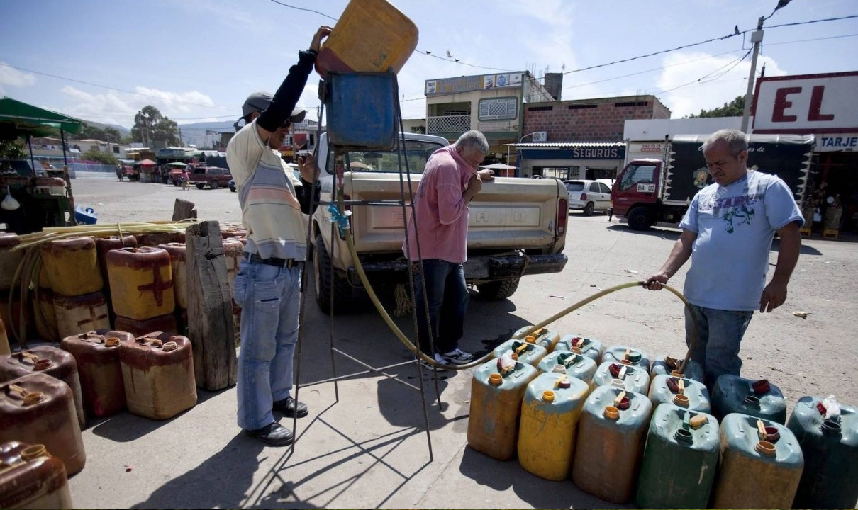 Militares chavistas custodian el contrabando de gasolina de Colombia a Venezuela