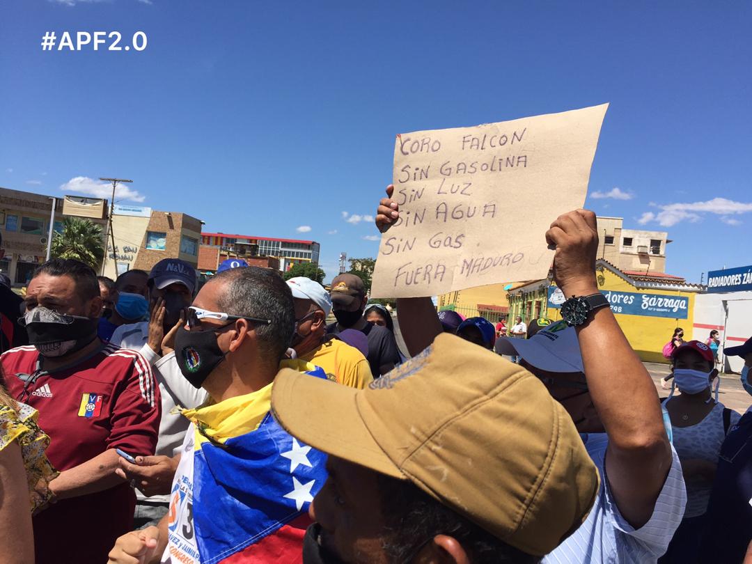 Estallan protestas callejeras mientras Maduro ordena cruenta represión