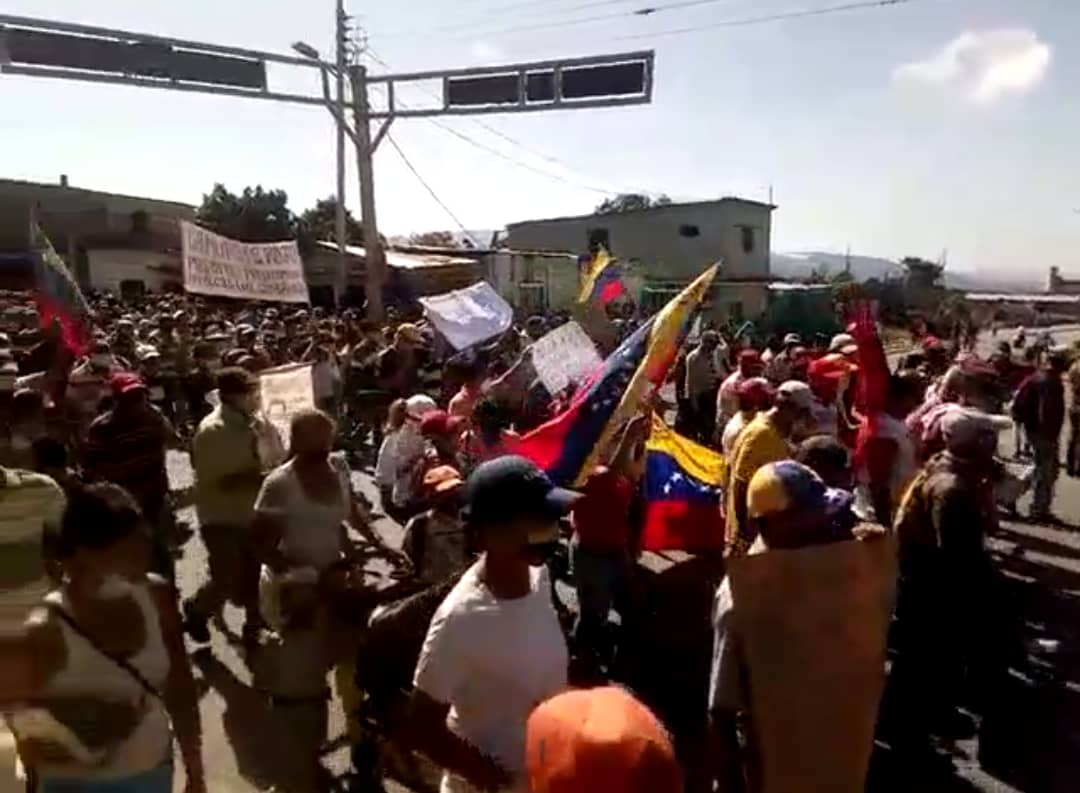 Un pequeño pueblo chavista se rebela y enciende la llama de la protesta en Venezuela (Videos)