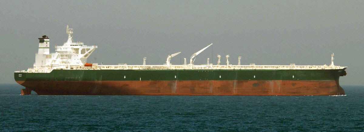 Llega un buque sin identificación con apoyo oculto de Irán para reflotar a la PDVSA chavista