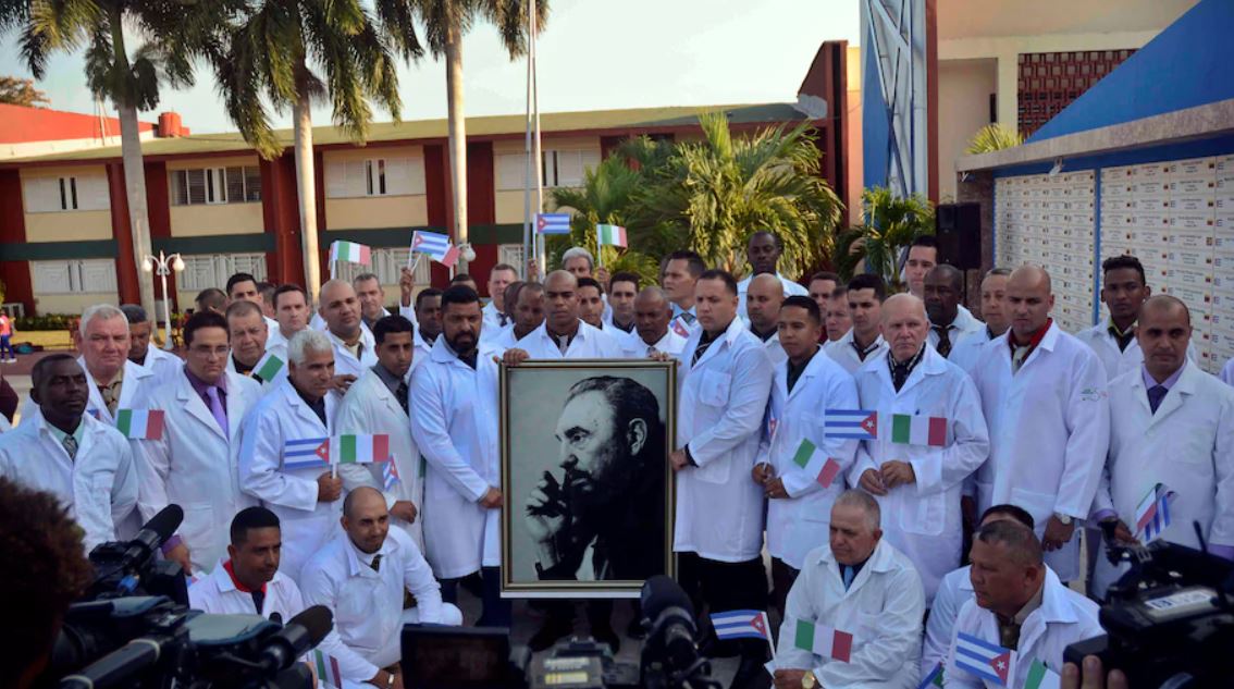 Centenares de médicos cubanos denuncian a la dictadura castrista por esclavitud ante la ONU
