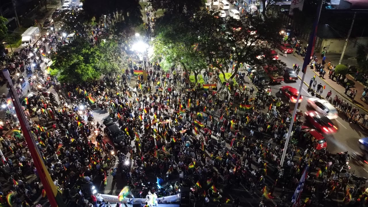 Bolivianos denuncian fraude y protestan para evitar el regreso al poder del partido de Evo Morales