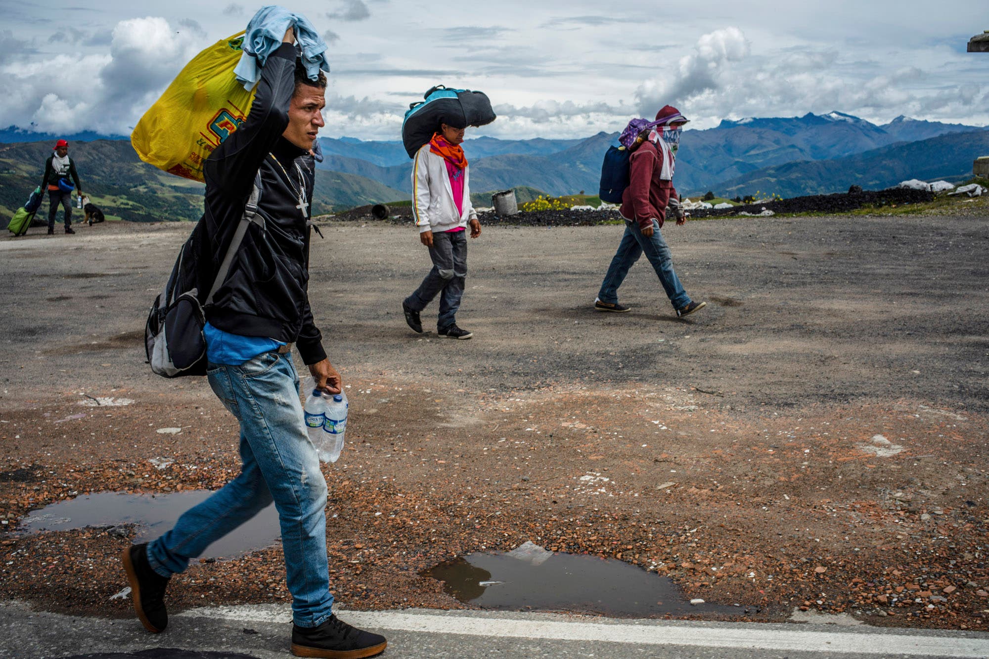 Denuncian violenta desesperación de migrantes venezolanos que caminan a Chile