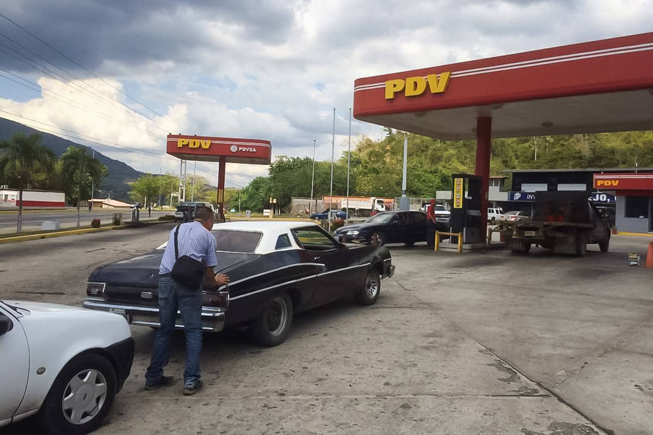 Menos de dos meses durará abastecimiento de combustible iraní en Venezuela