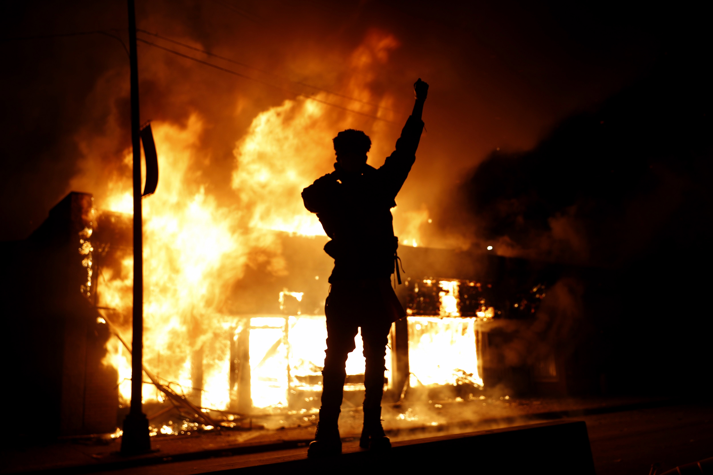 ANÁLISIS: Así se organizan las protestas “espontáneas” que terminan en violencia en EEUU