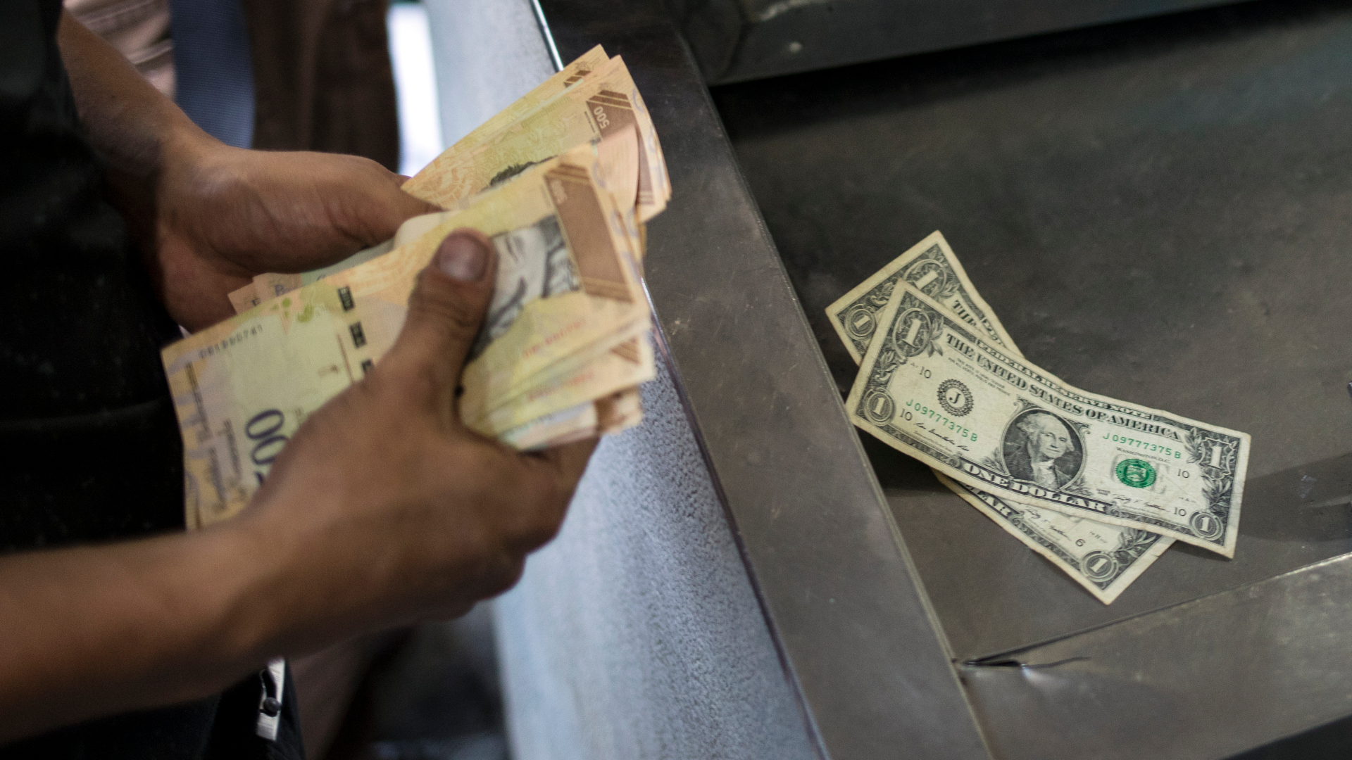 Maduro frustra intentos de dolarización de la banca en Venezuela