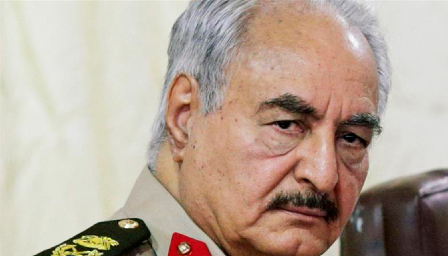 General rebelde de Libia usó su avión privado para sacar millones en barras de oro de Venezuela