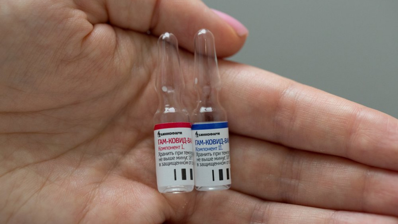 Venezolanos se someten a pruebas con la vacuna rusa sin supervisión de la OMS