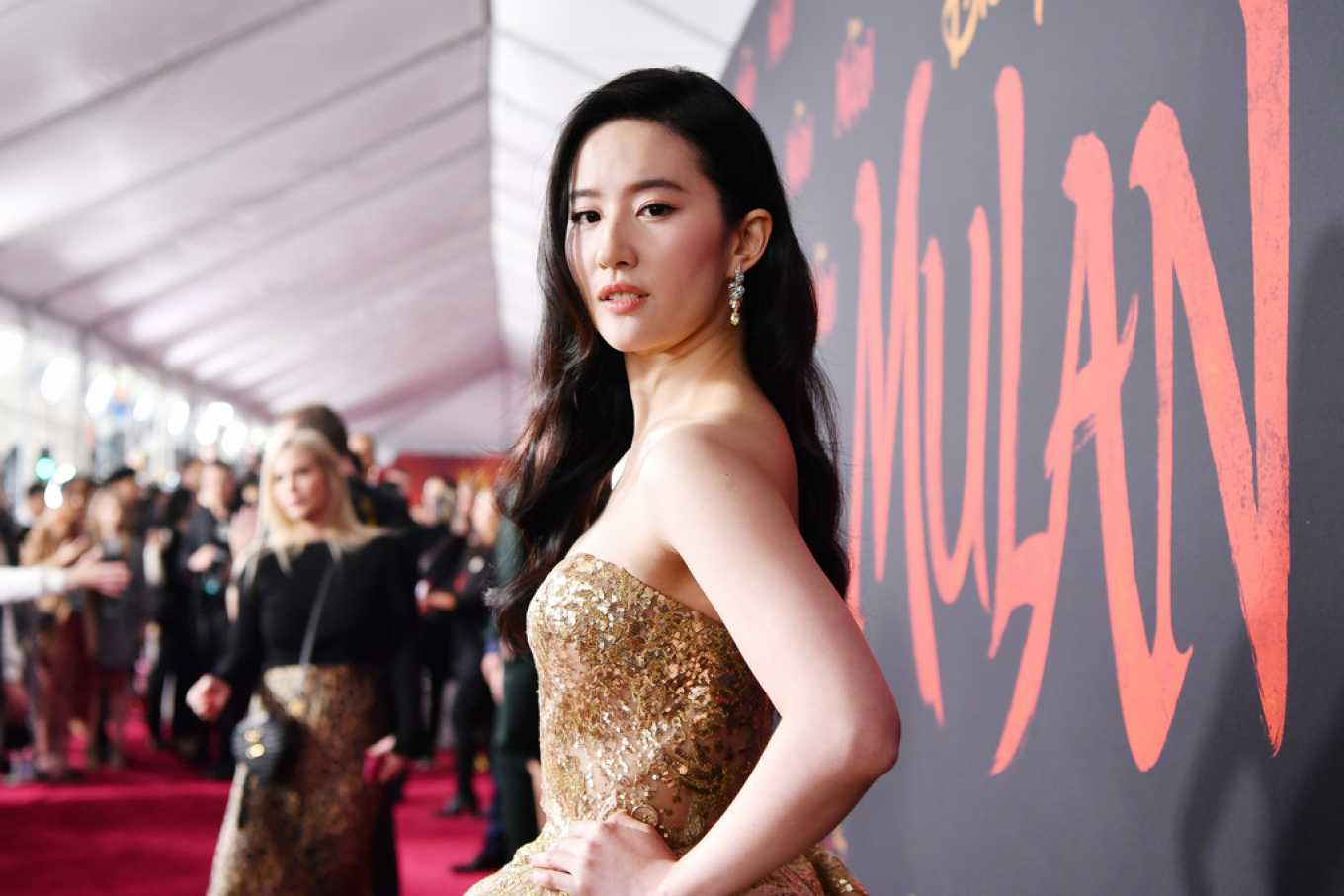 Protagonista de película “infantil” Mulan, ofreció servicios sexuales a Hunter Biden