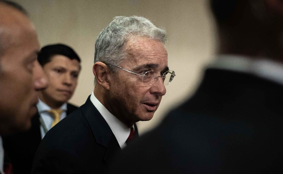 Liberan a expresidente Uribe quien estuvo detenido sin imputación de cargos