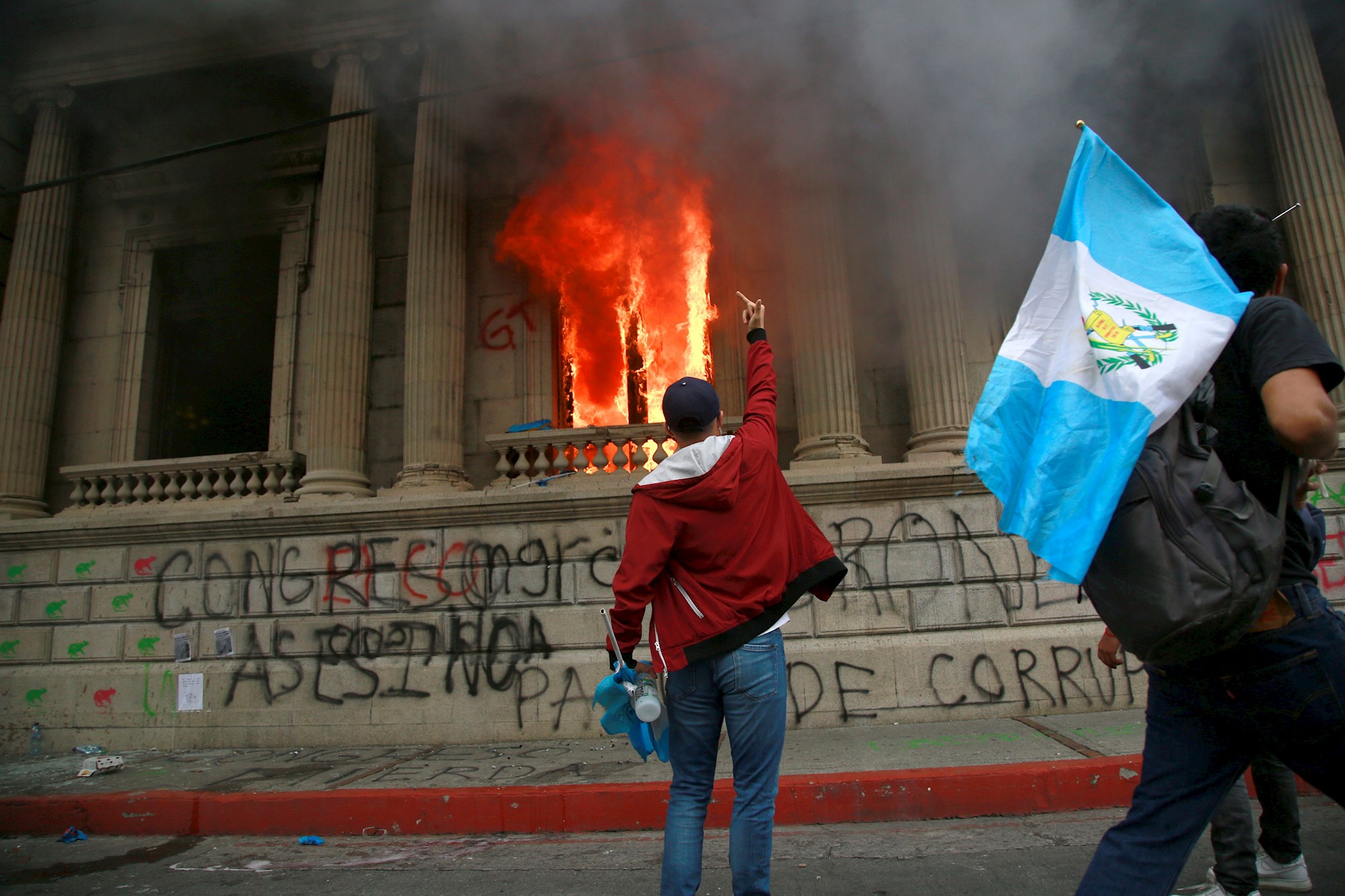 ¿Qué hay detrás de la quema del Congreso en Guatemala? (Fotos y videos)