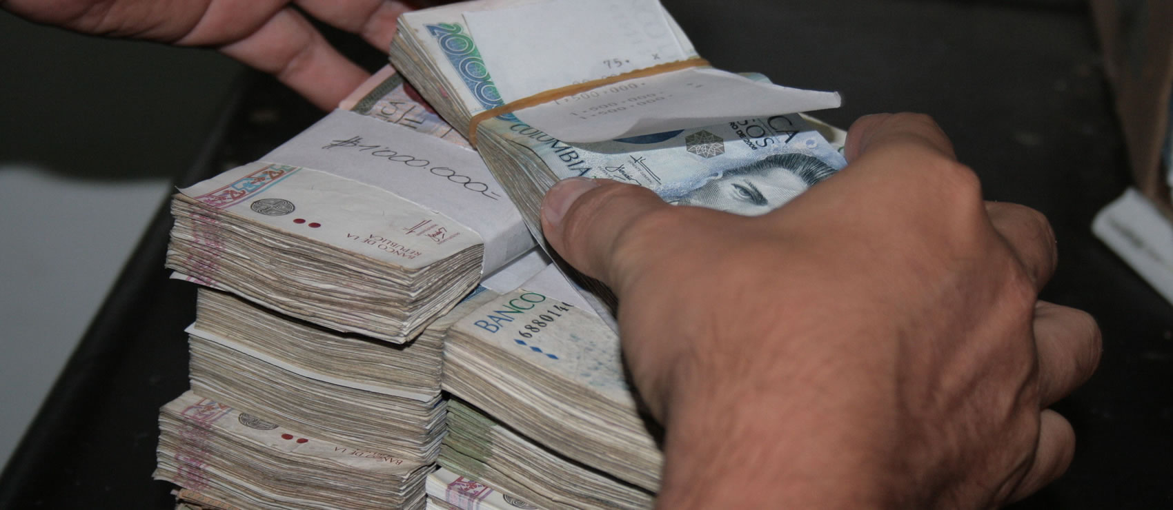 Descubra cómo funciona el «pitufeo», la operación masiva de lavado de dinero en Colombia