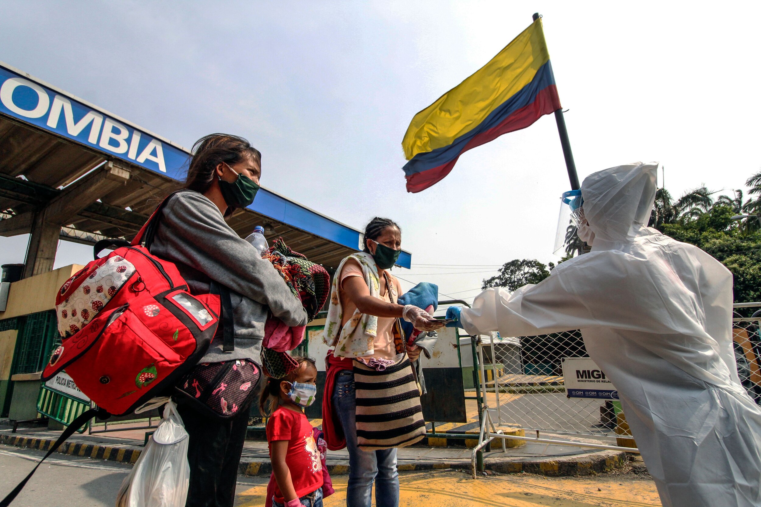 Narcoguerrilla aliada de Maduro acosa a migrantes venezolanos en Colombia