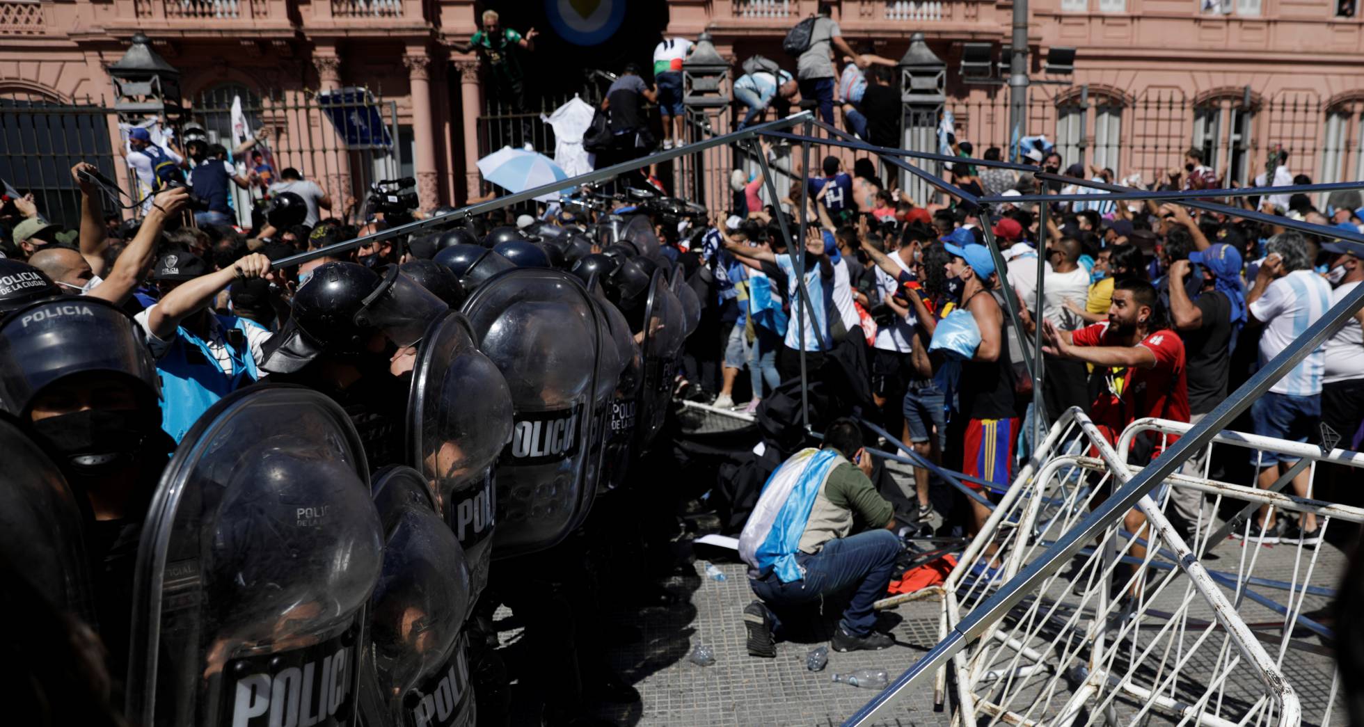 Presidente argentino es acusado por propagar coronavirus en actos por muerte de Maradona