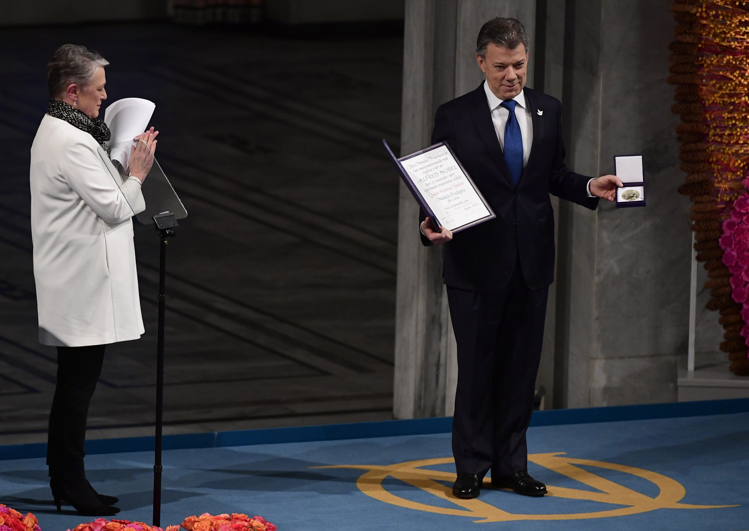 Cuestionan el Nobel entregado a Juan Manuel Santos