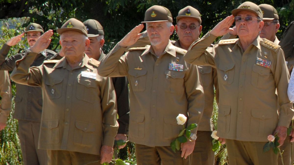 Con muerte de ministro, guardia vieja del castrismo pierde influencia en Cuba