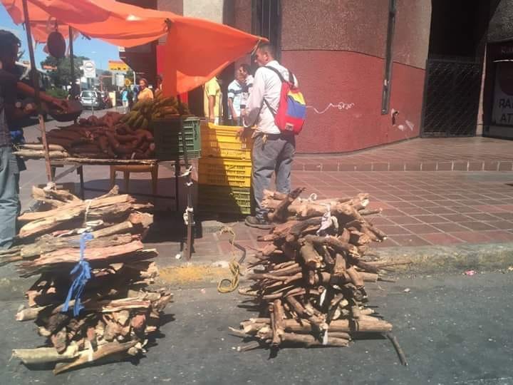 Militares impulsan mercado de la leña por escasez de gas para cocinar en Venezuela