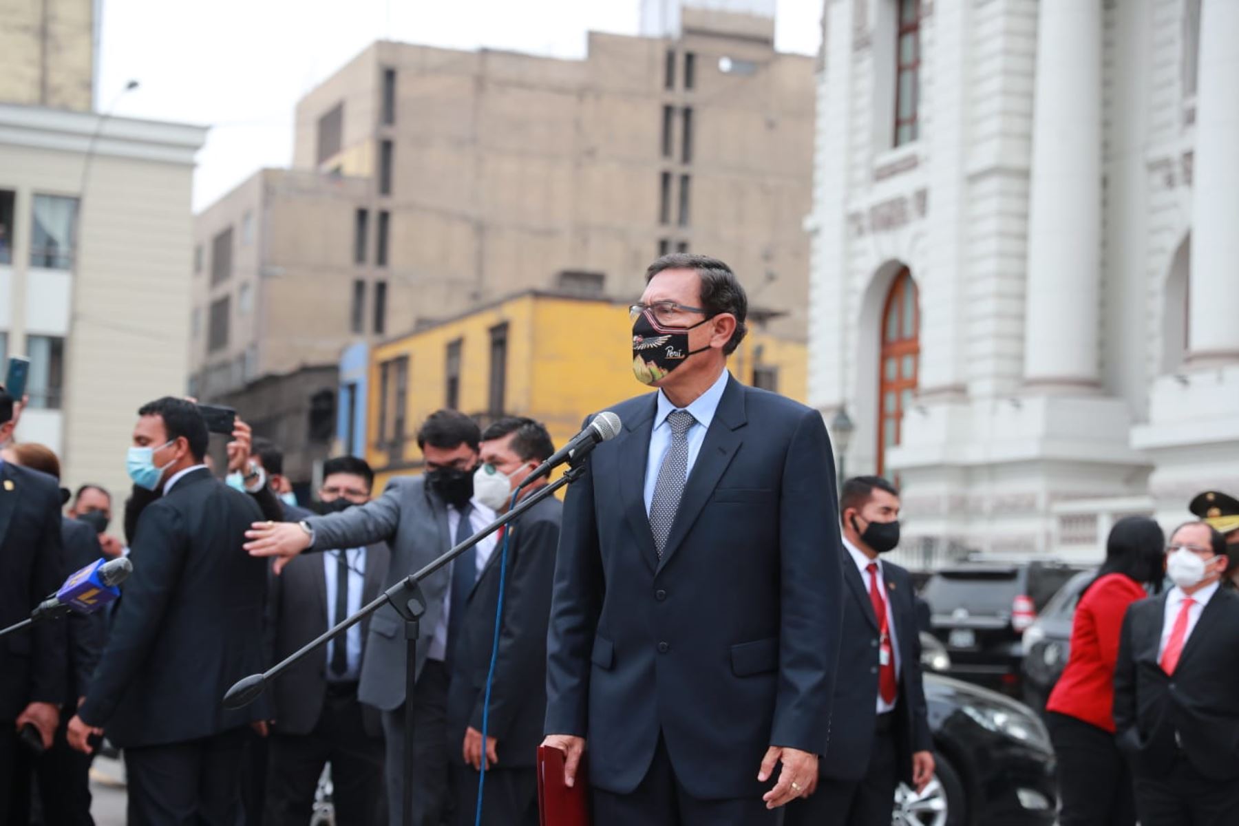 Congreso peruano agrava la crisis política y declara la vacancia del presidente Martín Vizcarra