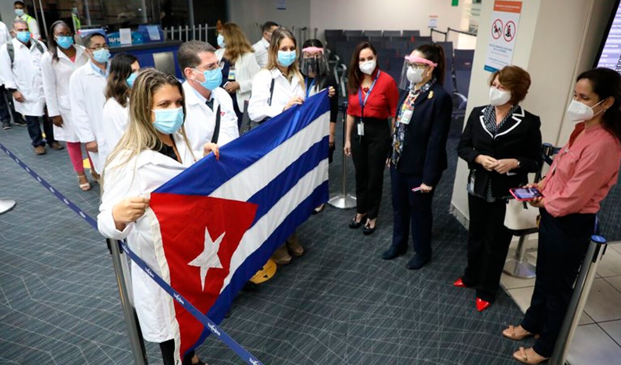 Denuncian la ilegal llegada de médicos cubanos a Panamá