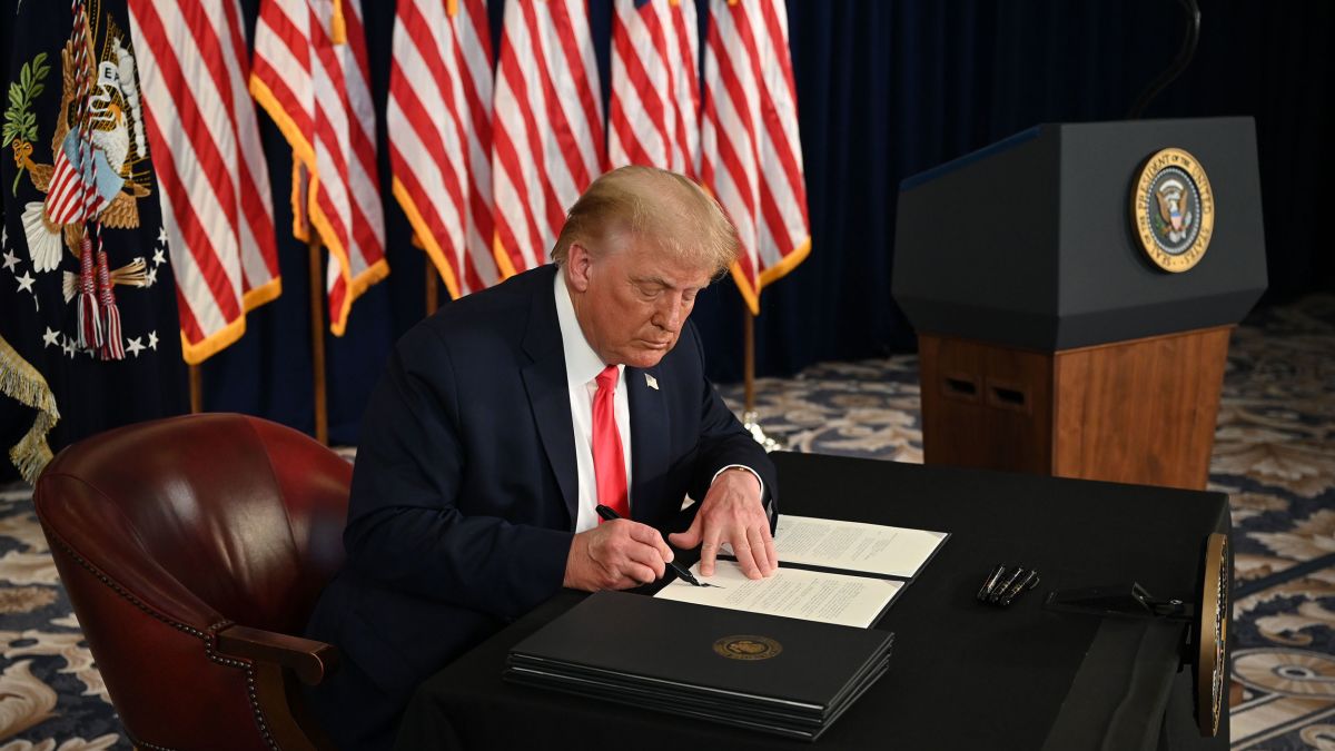Trump firmó proyecto de alivio por $ 2,3 billones y dice que va por más