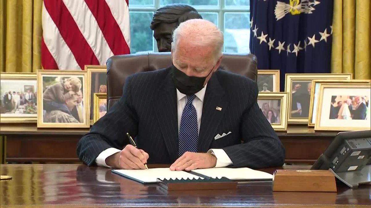 ¿Un decreto de Joe Biden eliminó los baños ‘solo para mujeres’?