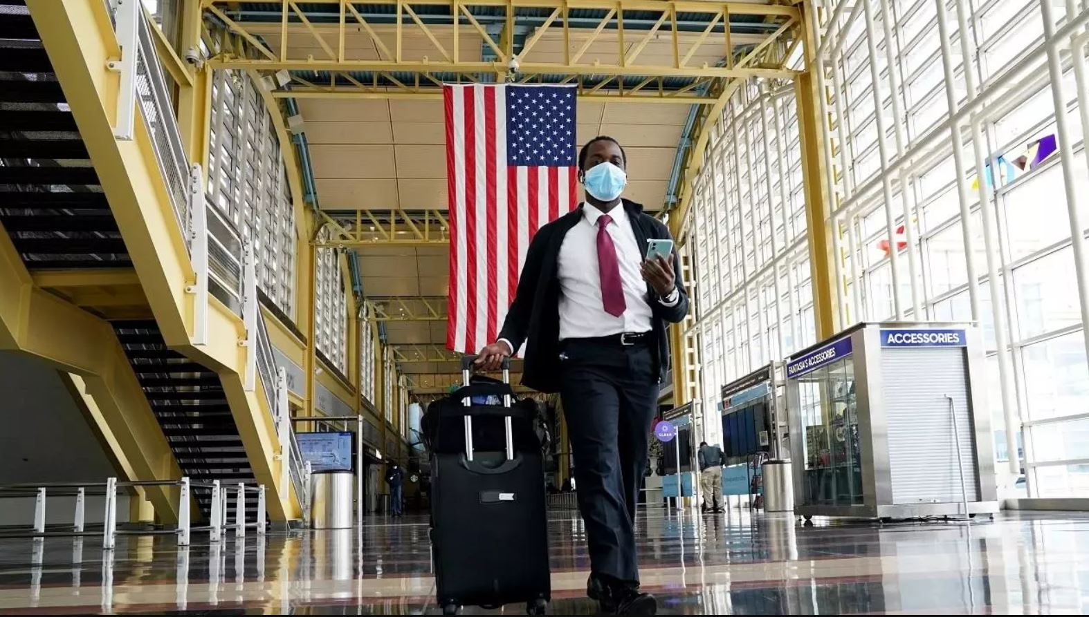 Aeropuertos de EEUU solicitarán pruebas negativas de Covid-19 a viajeros