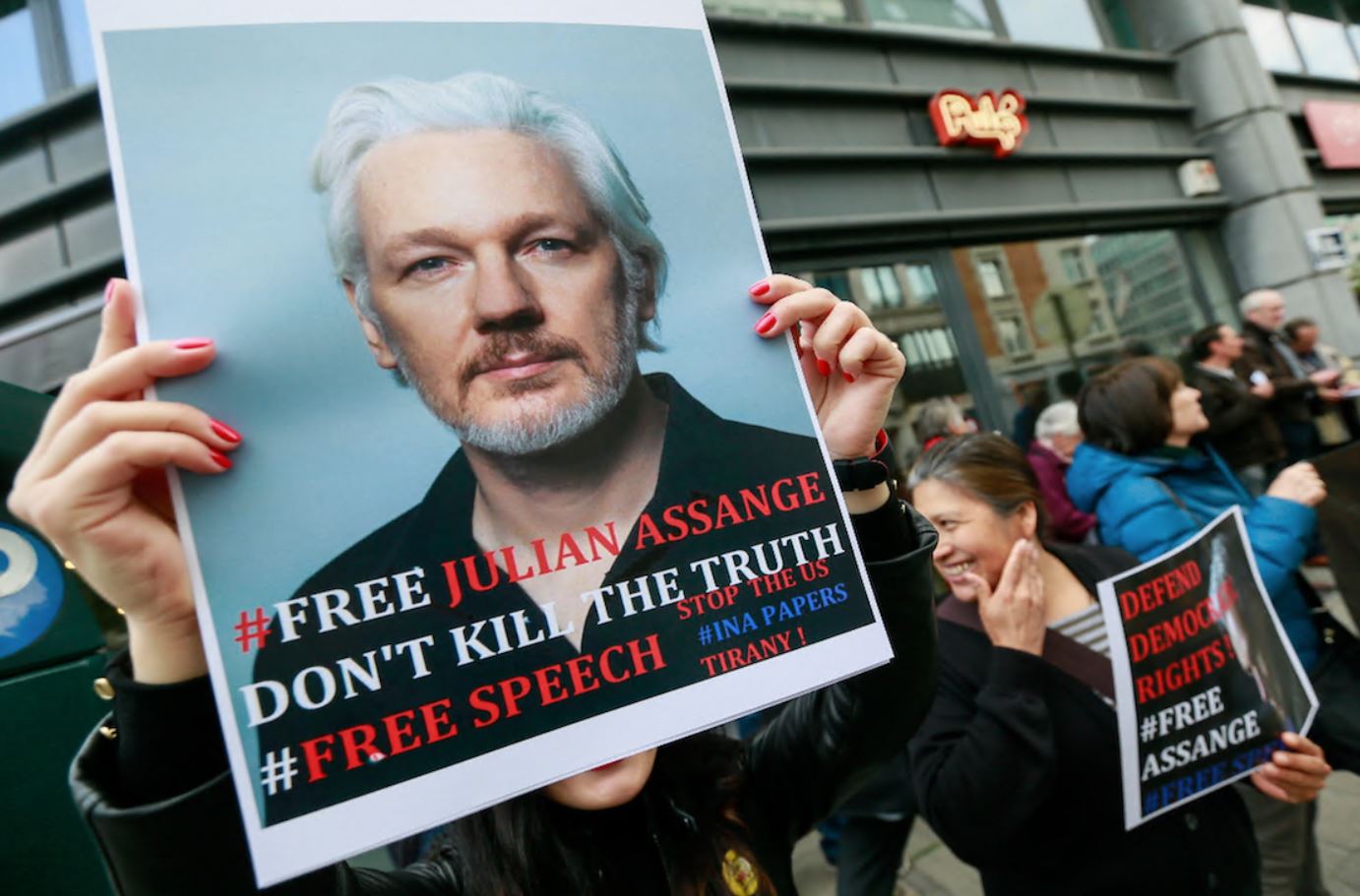 AMLO quiere a Assange como asilado político en México