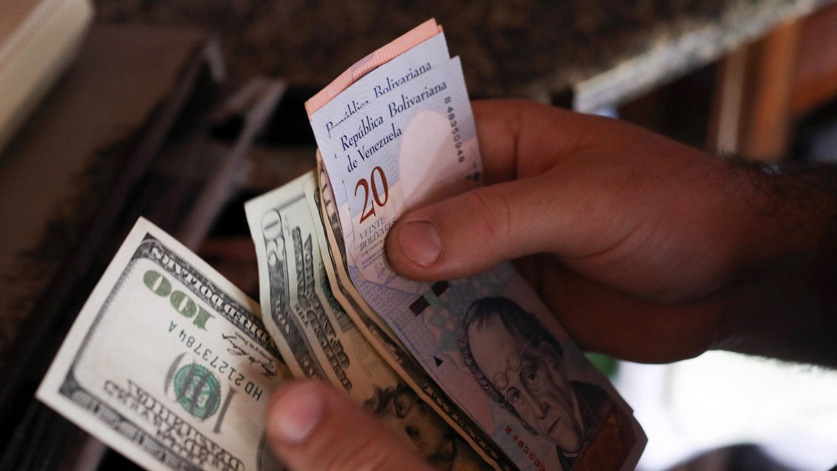 ¿Dólares o Bolívares? Se debate denominación sobre retiros en taquilla
