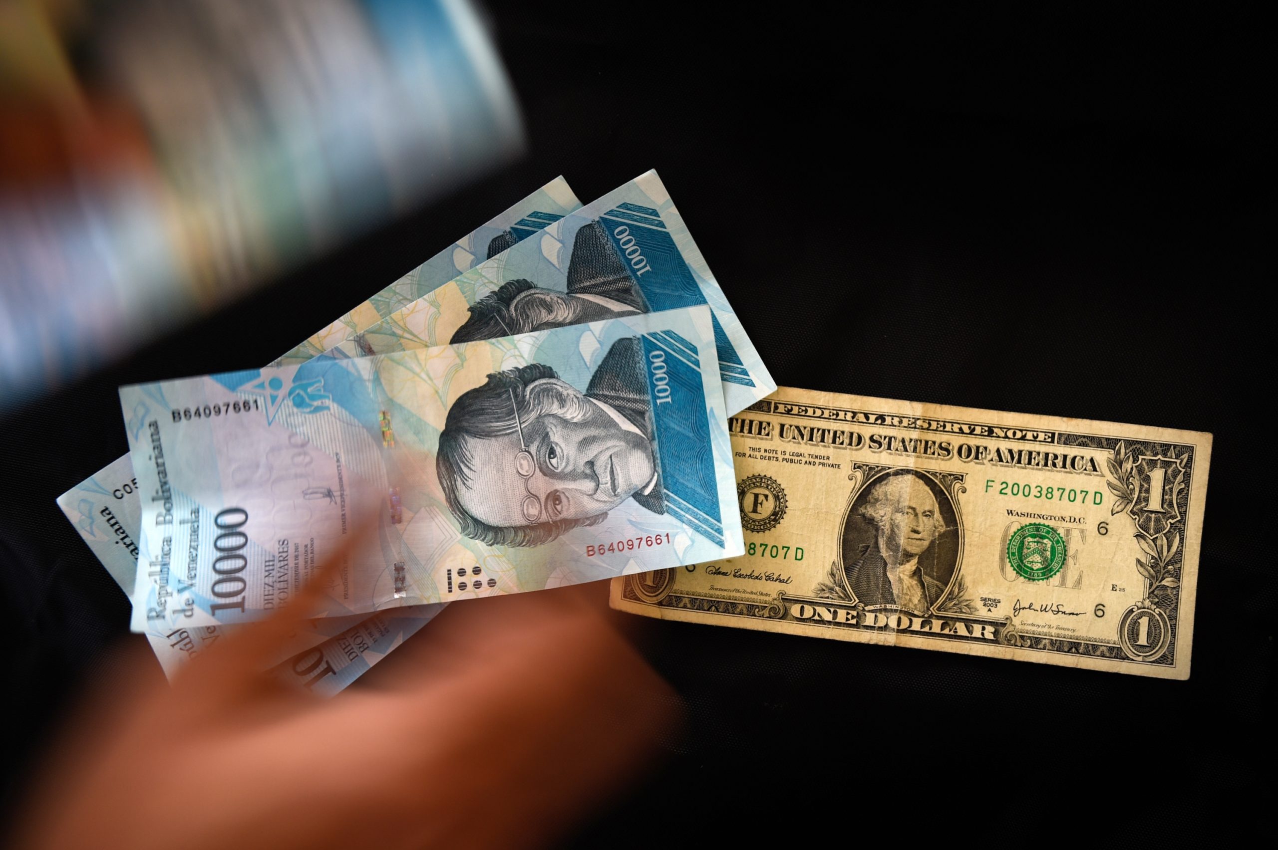 El chavismo muestra su cara más liberal desesperado por la falta de divisas