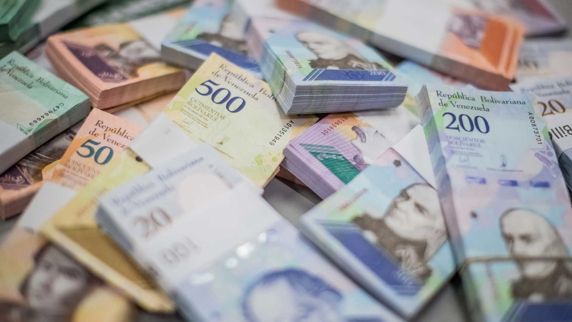 La hiperinflación chavista obliga a otra reconversión monetaria en Venezuela