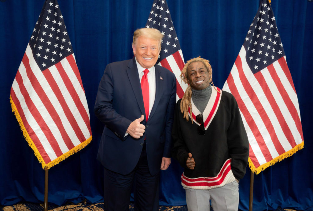Trump con el rapero Lil Wayne, beneficiado por uno de sus perdones de último momento.