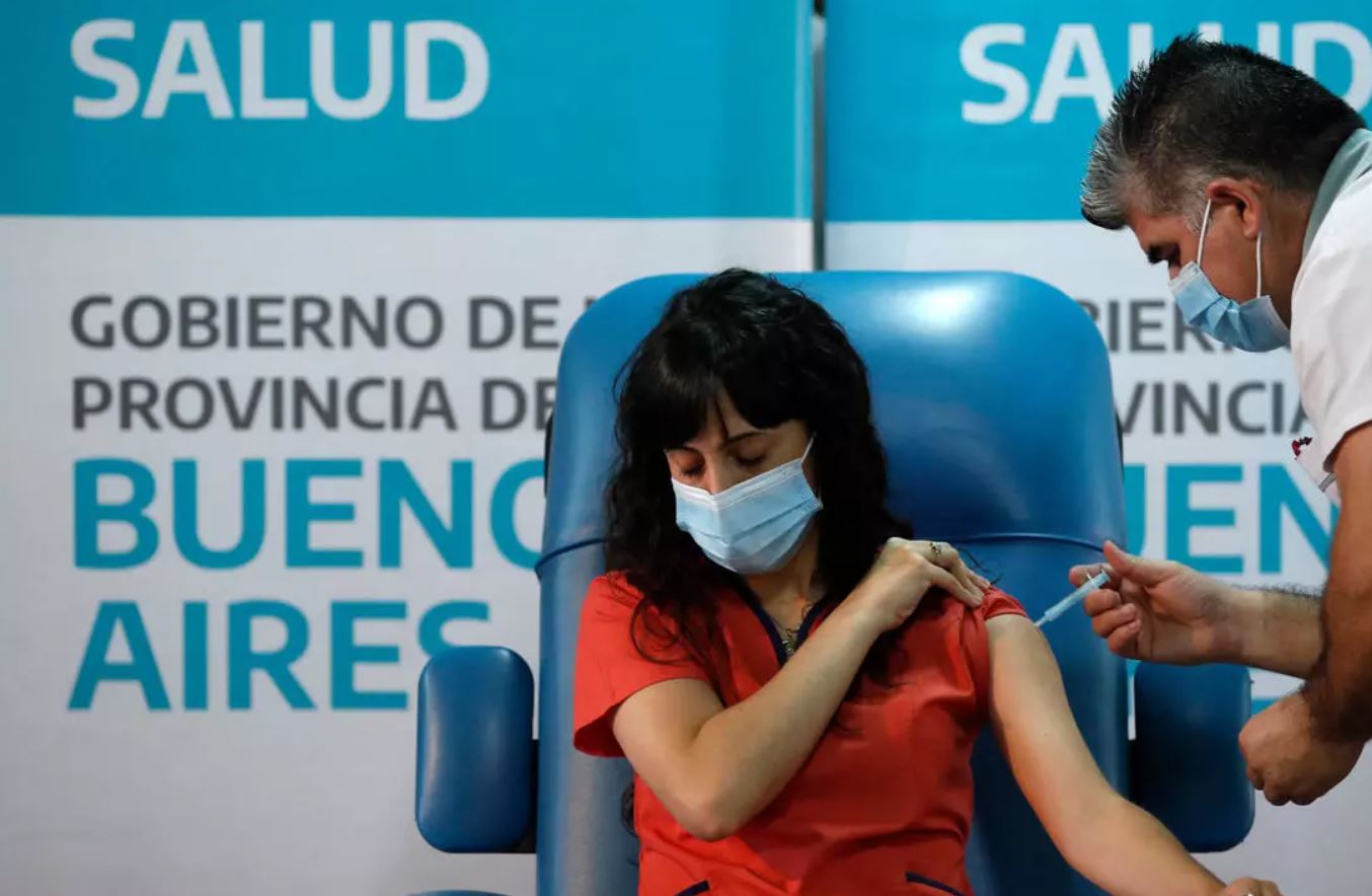 Vacuna rusa en Argentina genera más de 300 casos con efectos adversos