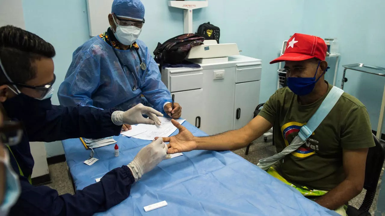 Denuncian que Maduro ordenará vacunar sólo a los chavistas
