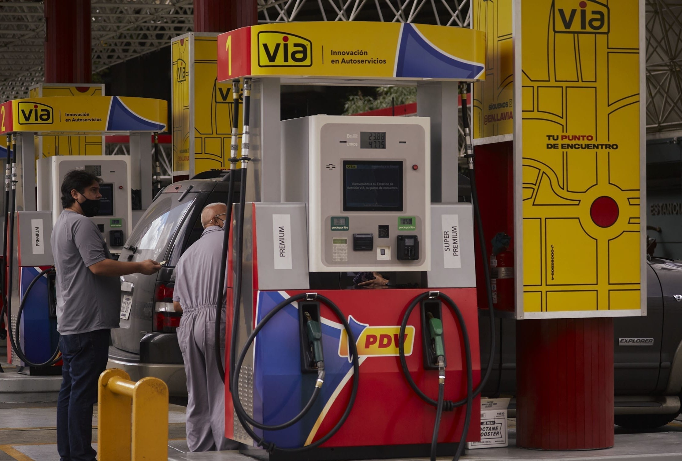 El chavismo se rinde y acepta que no puede mantener la gasolina subsidiada en Venezuela