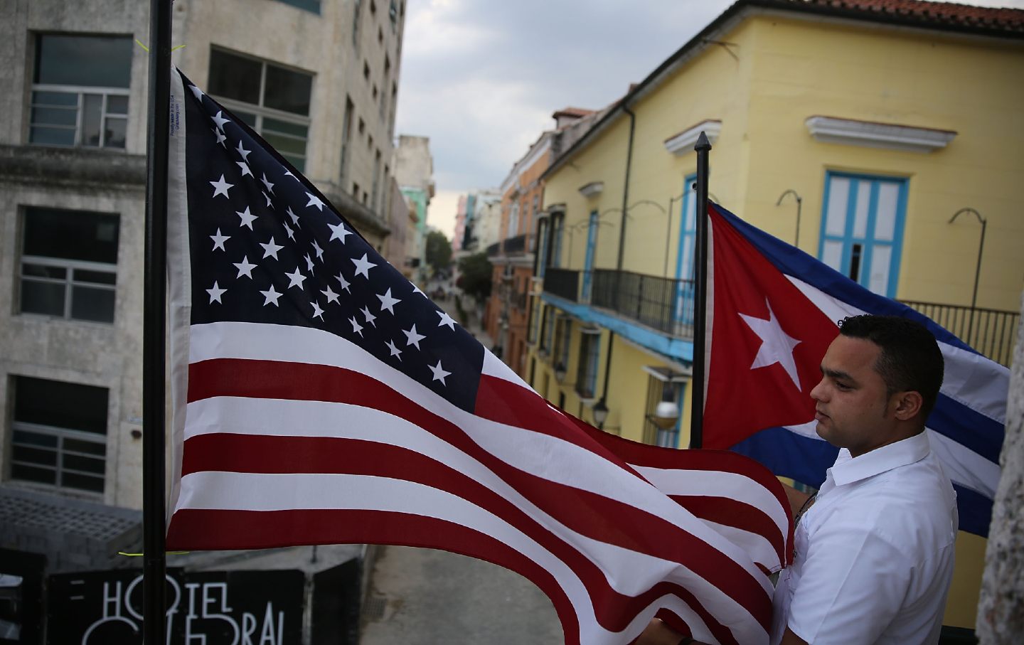 Estos son los planes de Biden para los viajes y las remesas de Cuba
