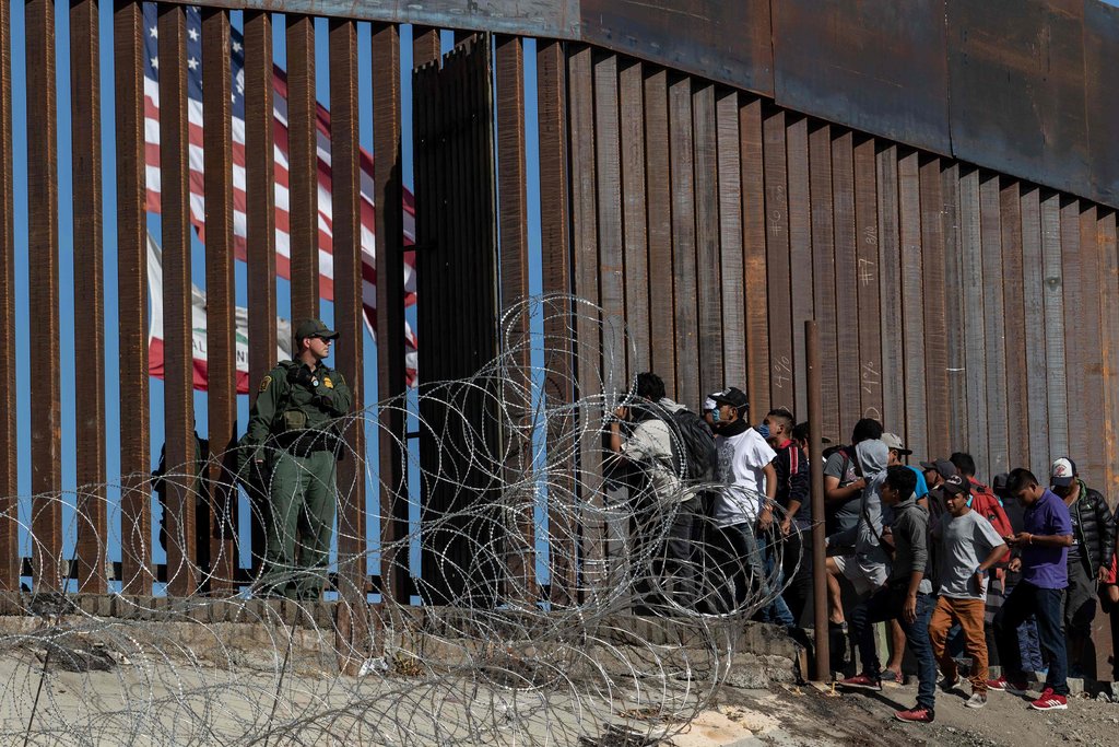 Administración Biden culpa a Trump de la crisis en la frontera y dice a migrantes que «no vengan»