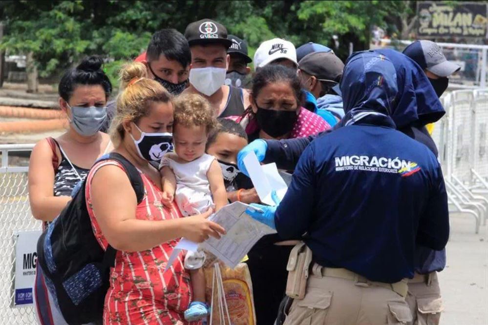Cientos de venezolanos se desplazaron a Colombia tras bombardeos de Maduro en la frontera