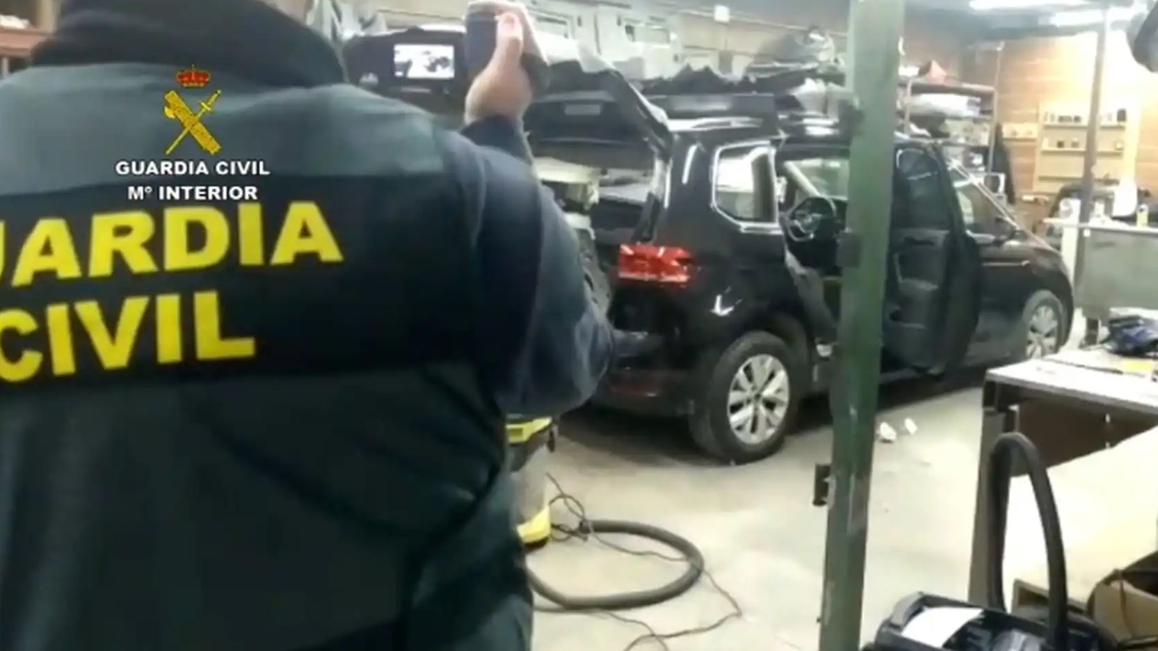 Detienen a experto en preparar narcocaletas para carros en España