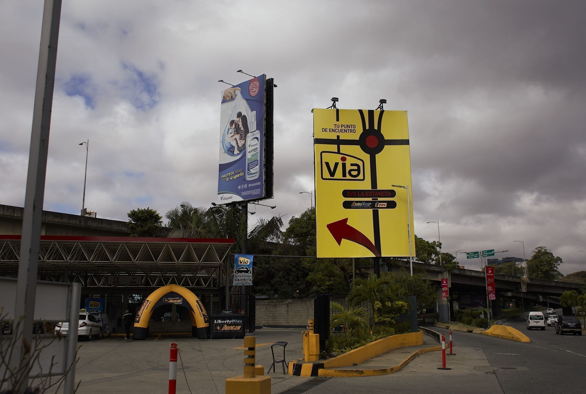 El lujo se instaló con la privatización de estaciones de servicio en una Caracas empobrecida