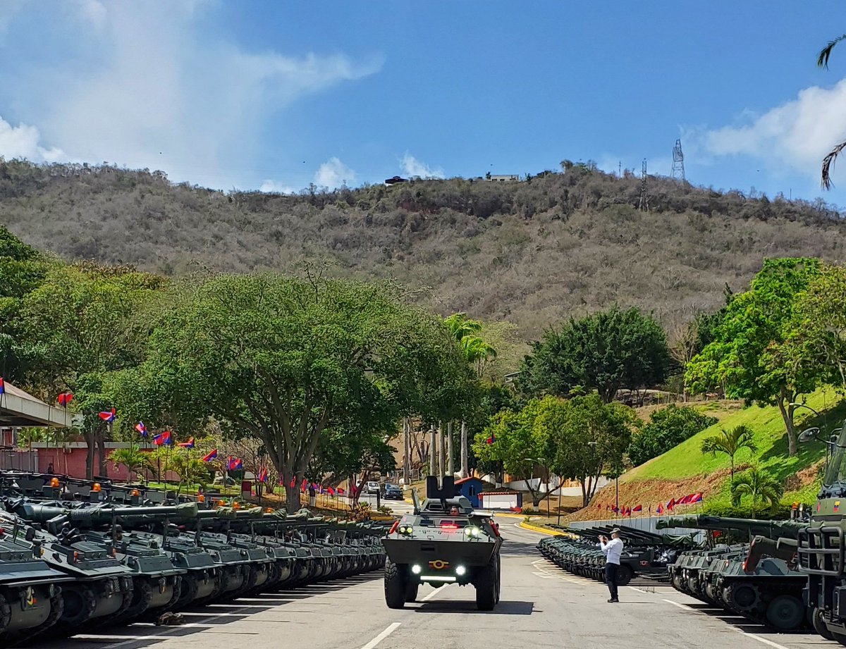 Maduro repotencia sus tanques de guerra en medio de la tensión fronteriza