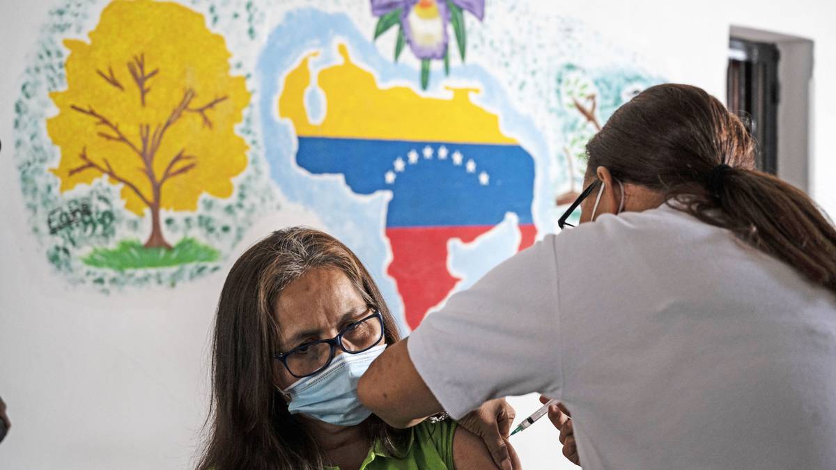 Aumentan presión a Maduro para iniciar plan de vacunación en Venezuela