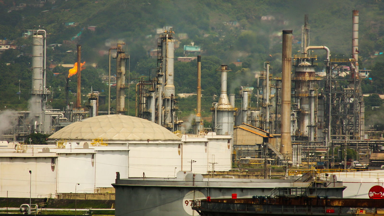 PDVSA reinicia refinería a pocos días de un grave accidente eléctrico