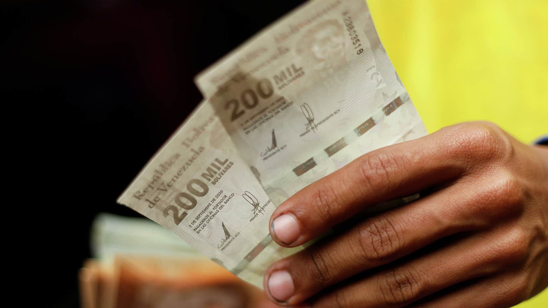 Maduro aumenta el salario mínimo en Venezuela a menos de 4 dólares
