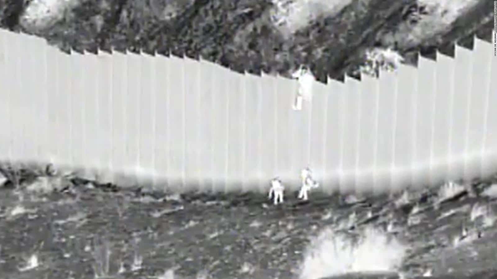 #VIDEO La impresionante forma como una migrante venezolana cruzó el muro fronterizo hacia EEUU