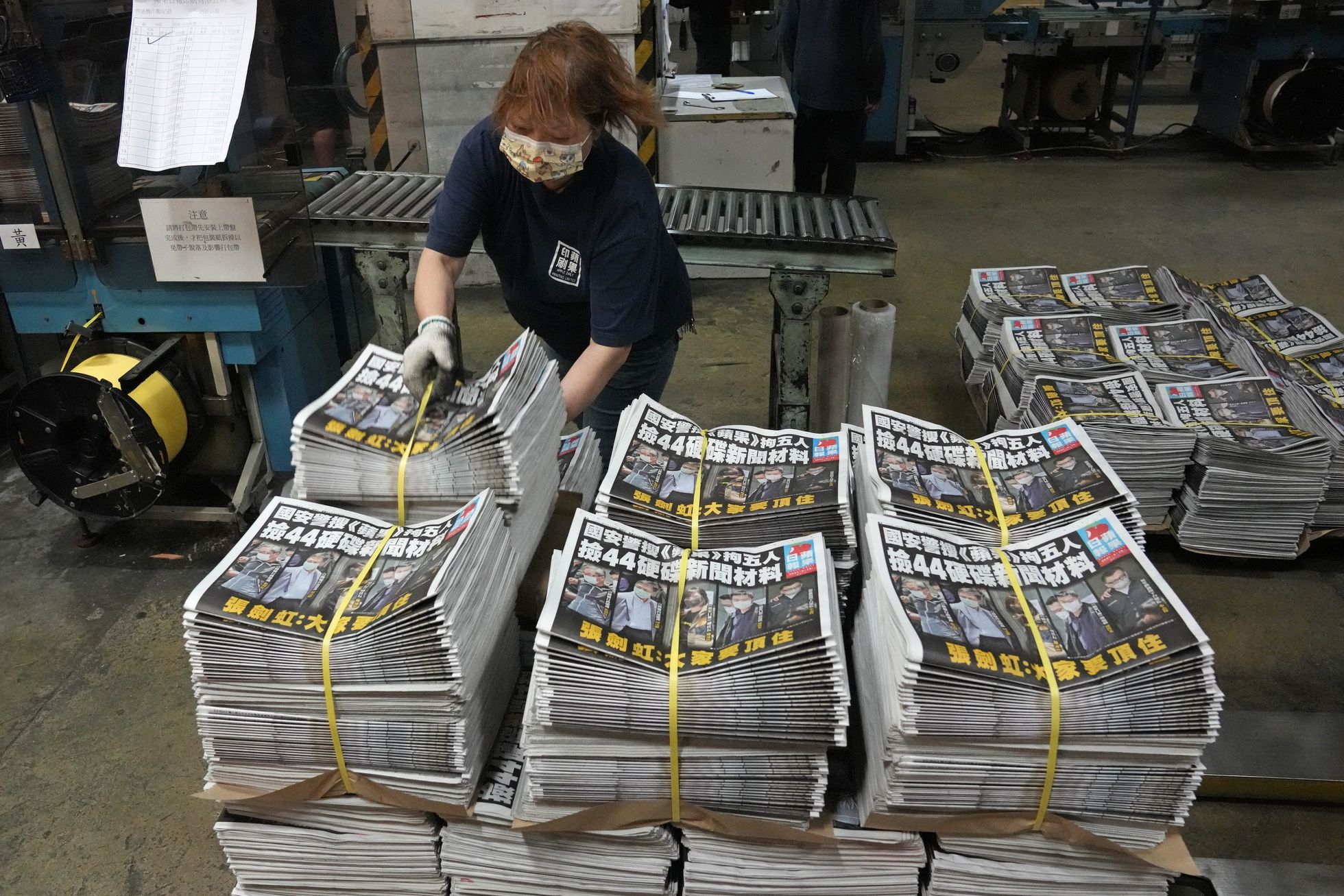 La violenta censura china acabó con el emblemático periódico hongkonés Apple Daily