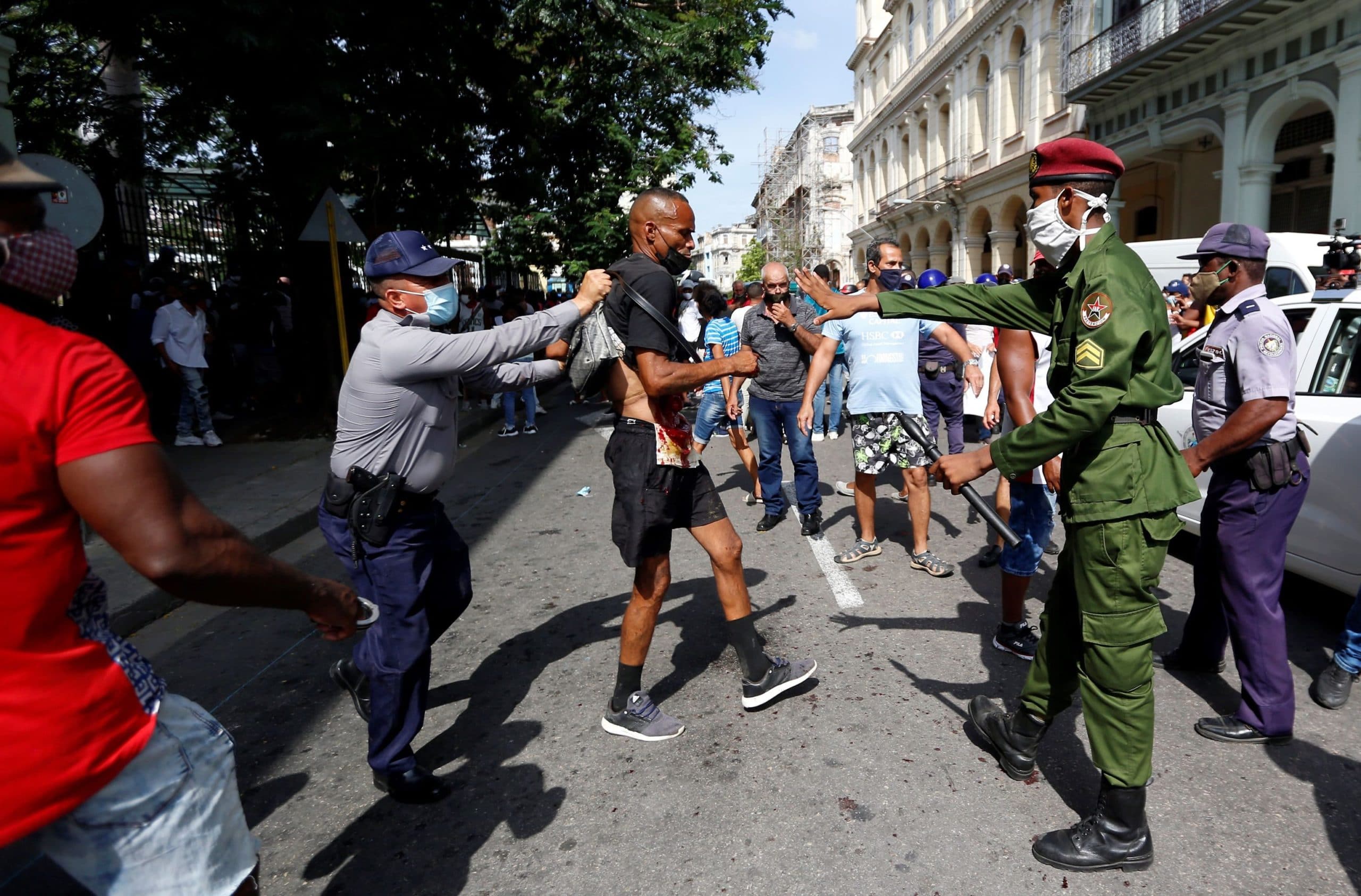Cubanos detenidos en las protestas reciben condenas "express"
