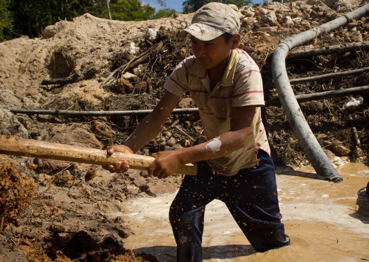 Trabajo esclavo de indígenas venezolanos sostienen a las mafias el oro de sangre en Guyana