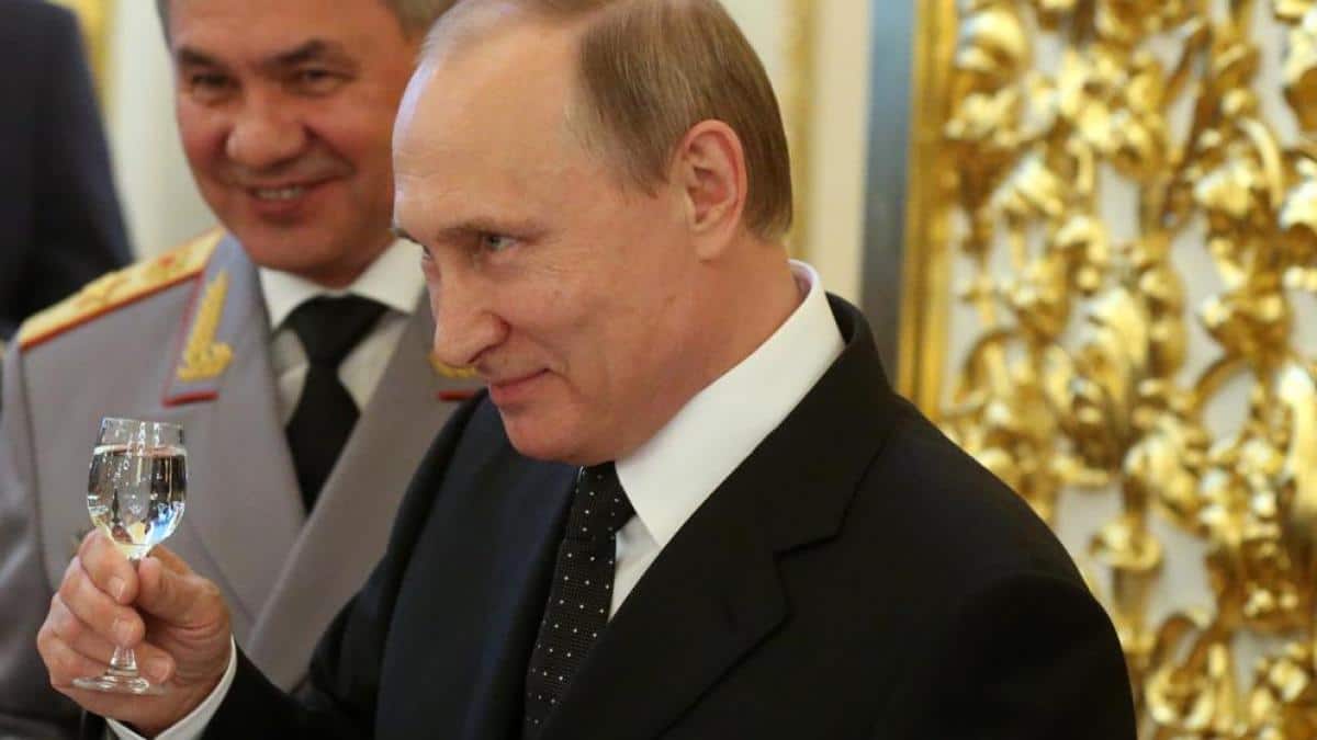 Así es la guerra de Putin con Francia por el champagne